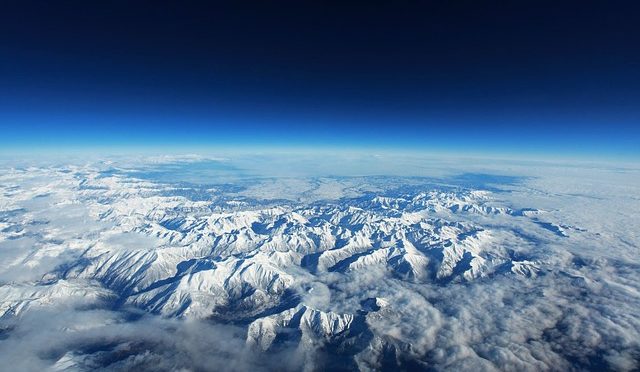 分水嶺の空は青く